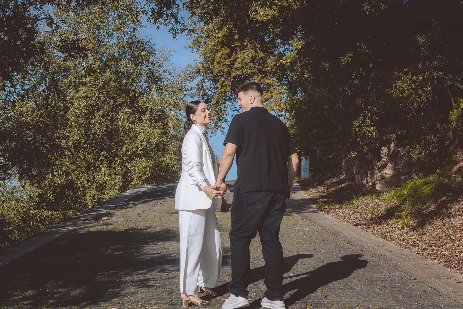 Casal numa sessão fotográfica ao ar livre